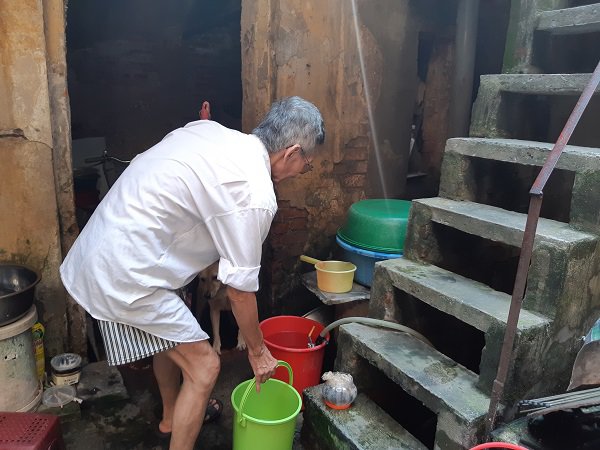 Vợ chồng 33 năm sống trên nóc nhà vệ sinh ở phố cổ: “Tôi chạy mất dép đêm tân hôn” - 3