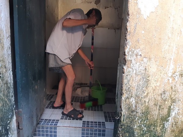 Vợ chồng 33 năm sống trên nóc nhà vệ sinh ở phố cổ: “Tôi chạy mất dép đêm tân hôn” - 4