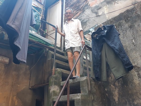 Vợ chồng 33 năm sống trên nóc nhà vệ sinh ở phố cổ: “Tôi chạy mất dép đêm tân hôn” - 10