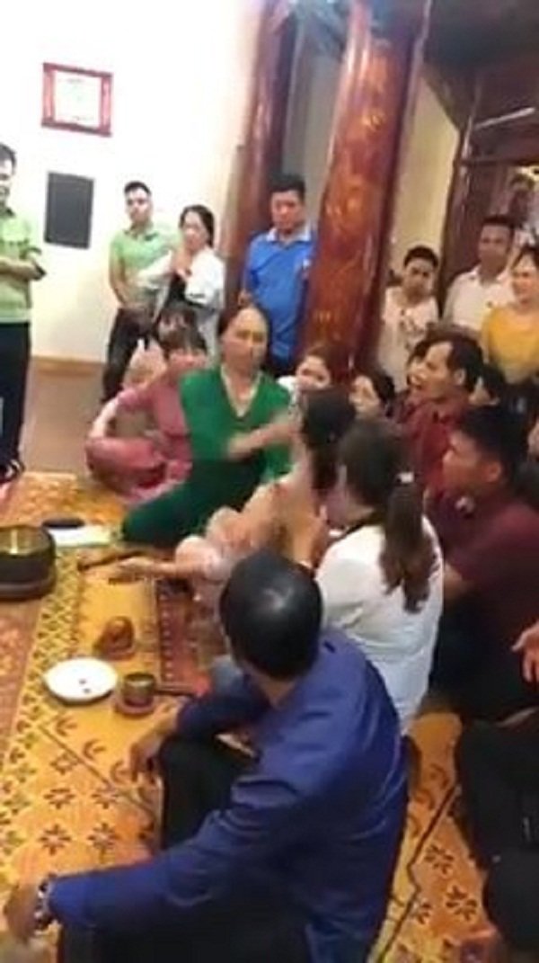 amp;#34;Cô đồngamp;#34; và người amp;#34;thỉnh vongamp;#34; lao vào tát nhau, bất ngờ khi biết tình trạng amp;#34;cô đồngamp;#34; - 2