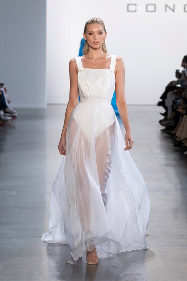 Công Trí và Châu Bùi cùng “đụng hàng” phụ kiện tại NYFW - 1