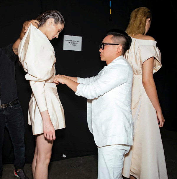 Công Trí và Châu Bùi cùng “đụng hàng” phụ kiện tại NYFW - 4