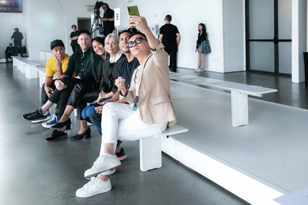 Công Trí và Châu Bùi cùng “đụng hàng” phụ kiện tại NYFW - 5