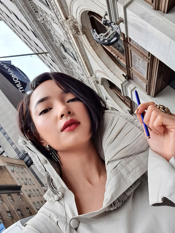 Công Trí và Châu Bùi cùng “đụng hàng” phụ kiện tại NYFW - 6