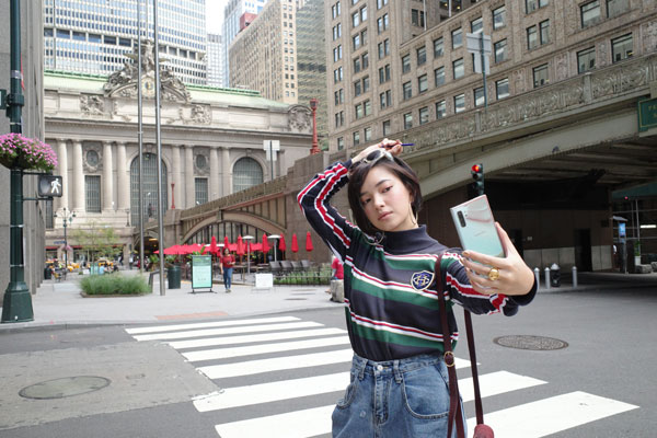 Công Trí và Châu Bùi cùng “đụng hàng” phụ kiện tại NYFW - 7
