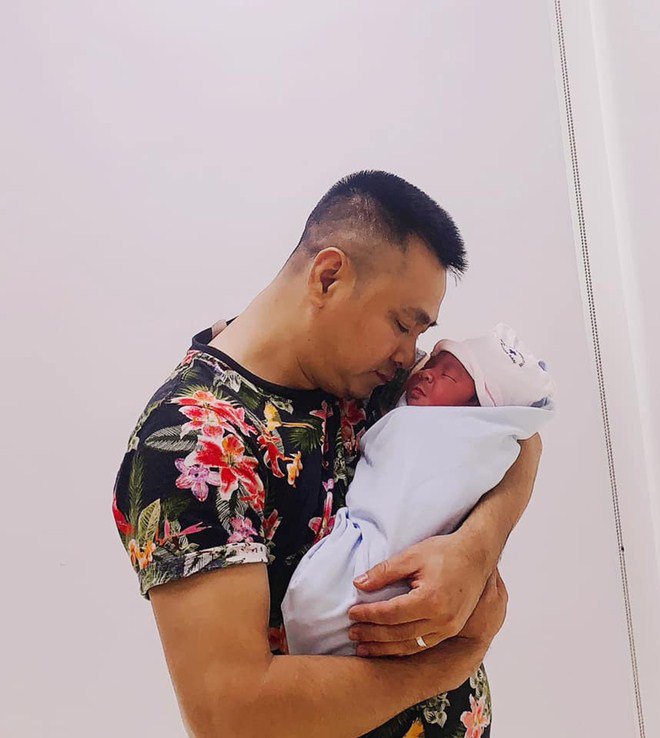 Sao Việt 24h: Vợ khoe em bé mới sinh nhưng động tác chăm con của Tự Long thành tâm điểm - 3