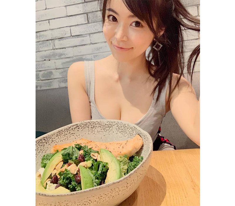 Shibuya Yuri còn kết hợp áp dụng thực đơn ăn uống lành mạnh bao gồm cá hồi và nhiều loại rau xanh, trái cây.
