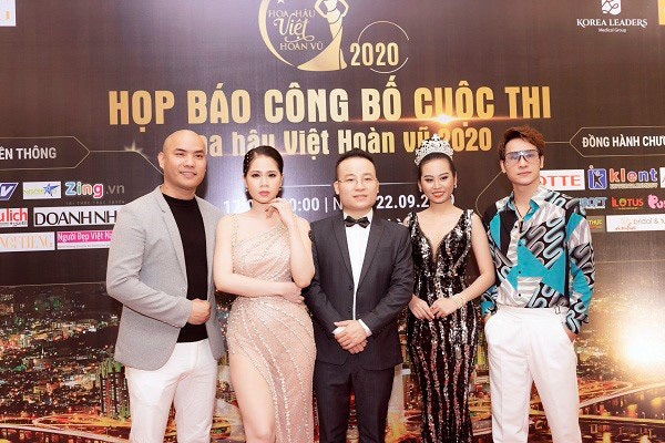 hoa hau tran thien kim khoe voc dang dong ho cat tren tham do - 6
