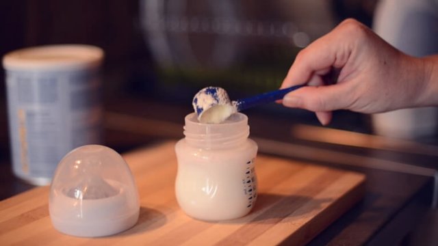 Mệt mỏi vì phải làm nhiều, giúp việc lén lút trộn bột giặt vào sữa của bé 3 tháng tuổi - 2