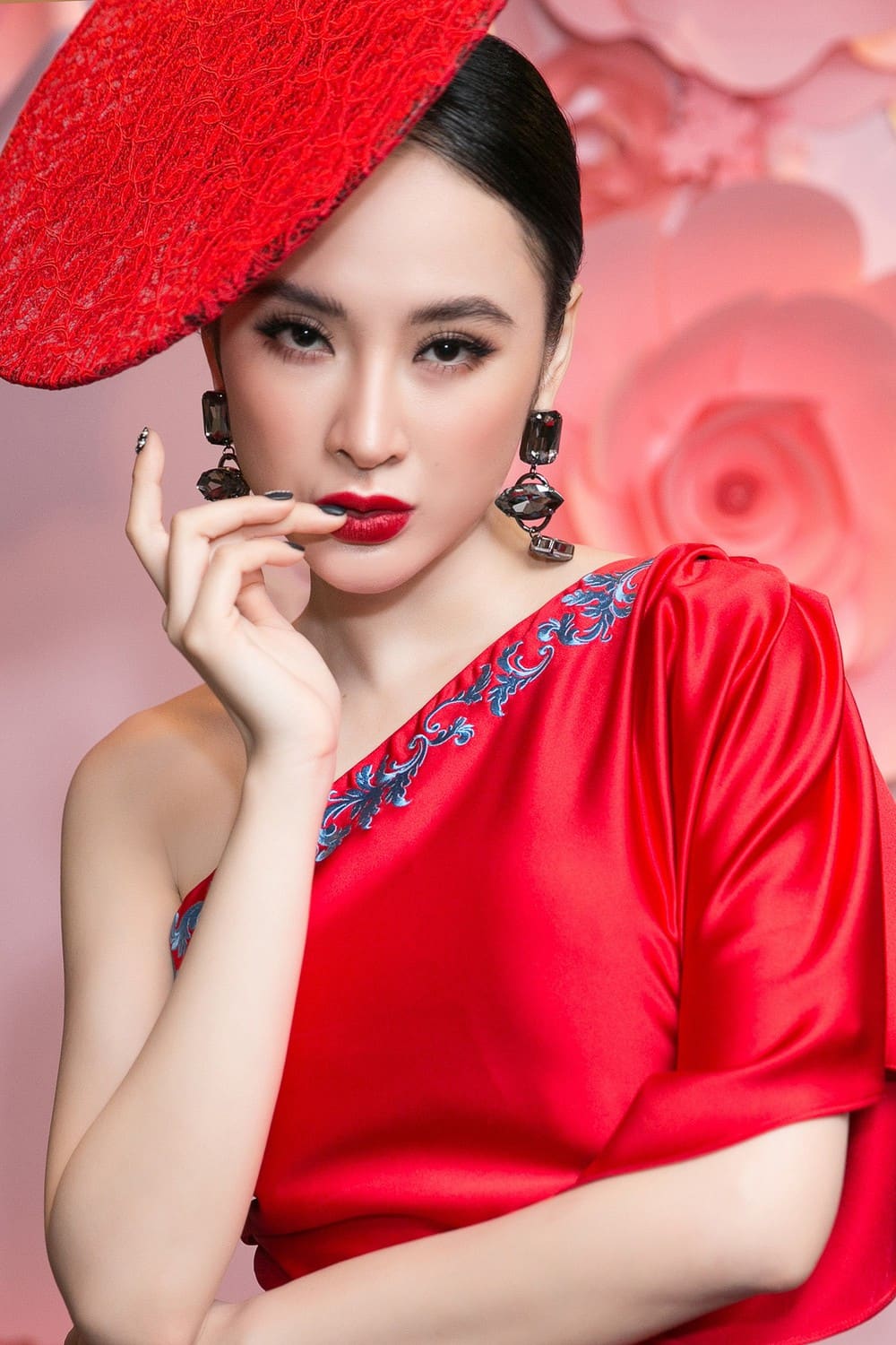 Quá tay son phấn, Angela Phương Trinh gây hoảng vì gương mặt “vừa già vừa đơ” - 5