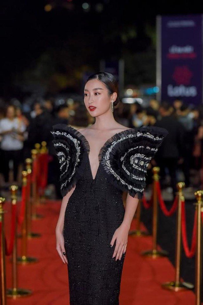 Quá tay son phấn, Angela Phương Trinh gây hoảng vì gương mặt “vừa già vừa đơ” - 9