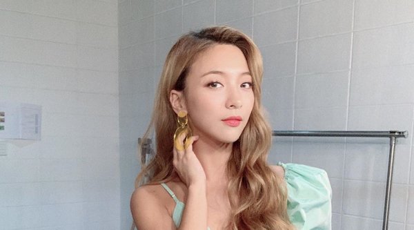 Vốn xinh biết bao nhiêu, nữ ca sĩ Hàn khiến fan khóc thét với màn tự make-up “sương sương” - 6