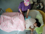 Bà bầu - Năn nỉ bác sĩ chờ ngày đẹp mới mổ, nhìn con chào đời mẹ ôm đầu hối hận