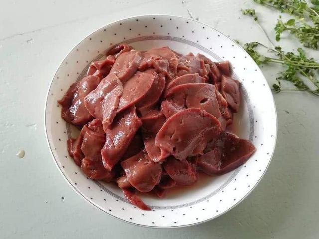 Làm sạch gan lợn, người dùng muối hoặc dầu mè, còn đây mới là cách làm của đầu bếp