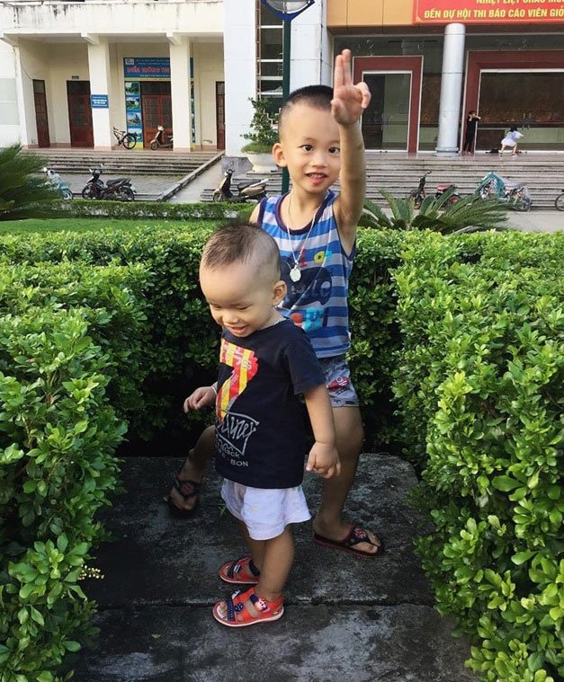 Cho con xem iPad từ 6 tháng tuổi, mẹ Cao Bằng lặng người khi nghe bác sĩ kết luận - 1