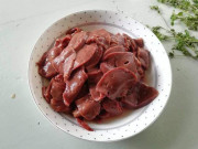 Bếp Eva - Làm sạch gan lợn, người dùng muối hoặc dầu mè, còn đây mới là cách làm của đầu bếp