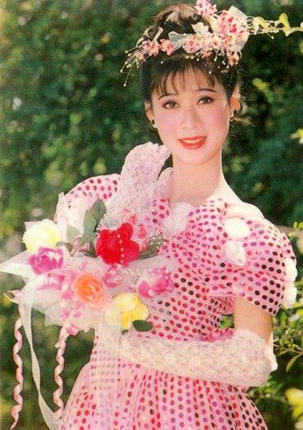 Ngày lên xe hoa, các bà các mẹ ngày xưa trang điểm khác chúng ta như thế nào? - 1