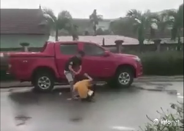 Cựu cán bộ công an đánh vợ cũ dã man tại sân bệnh viện gây phẫn nộ - 1