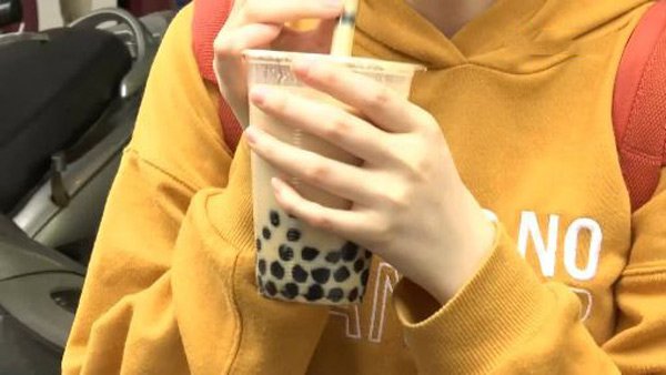 chang trai hon me, suy da tang vi mot ngay uong gan 1000ml tra sua, an do ngot thay com - 1