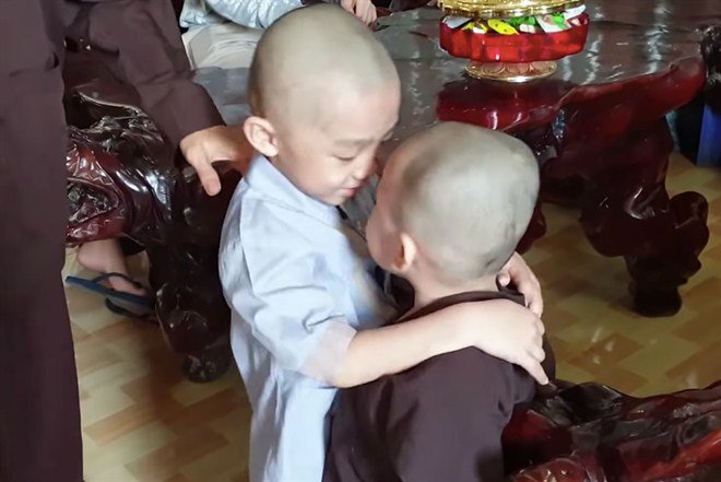 Đau lòng nhìn cảnh 5 chú tiểu từng thắng Thách Thức Danh Hài phải từ biệt 1 em nhỏ - 3