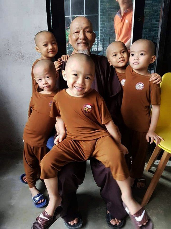 Đau lòng nhìn cảnh 5 chú tiểu từng thắng Thách Thức Danh Hài phải từ biệt 1 em nhỏ - 1