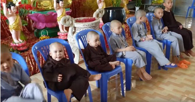 Đau lòng nhìn cảnh 5 chú tiểu từng thắng Thách Thức Danh Hài phải từ biệt 1 em nhỏ - 2