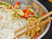 Bếp Eva - Khi xào mì, chỉ cần thêm một bước này mì vừa ngon lại không bị dính nhau
