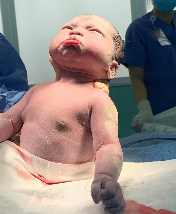 Vừa chào đời đã bĩu môi amp;#34;dỗi cả thế giớiamp;#34;, em bé làm dân mạng lịm tim - 1