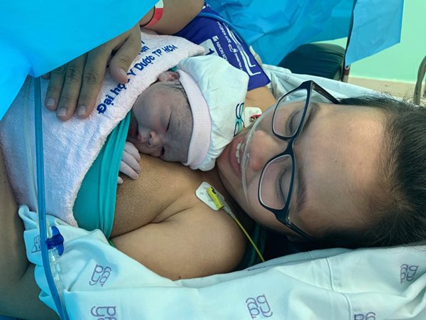 Vừa chào đời đã bĩu môi amp;#34;dỗi cả thế giớiamp;#34;, em bé làm dân mạng lịm tim - 3