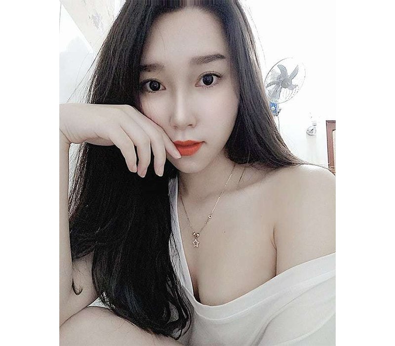 Sở hữu gương mặt xinh đẹp cùng làn da trắng nõn, Dân Trần được biết tới là một trong những hotgirl phòng gym sở hữu trang instagram với lượng follow 'khủng'.
