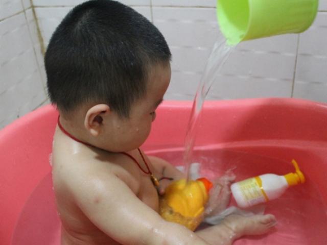Trời vào thu, cha mẹ không nên tắm cho con vào thời điểm này bằng không bé dễ ốm