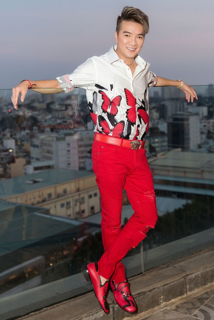 Diện cả cây đỏ đi chấm thi, Đàm Vĩnh Hưng chứng tỏ danh xưng quý ông sành điệu của Vbiz - 2