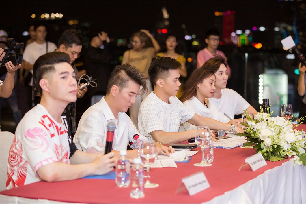 Diện cả cây đỏ đi chấm thi, Đàm Vĩnh Hưng chứng tỏ danh xưng quý ông sành điệu của Vbiz - 1