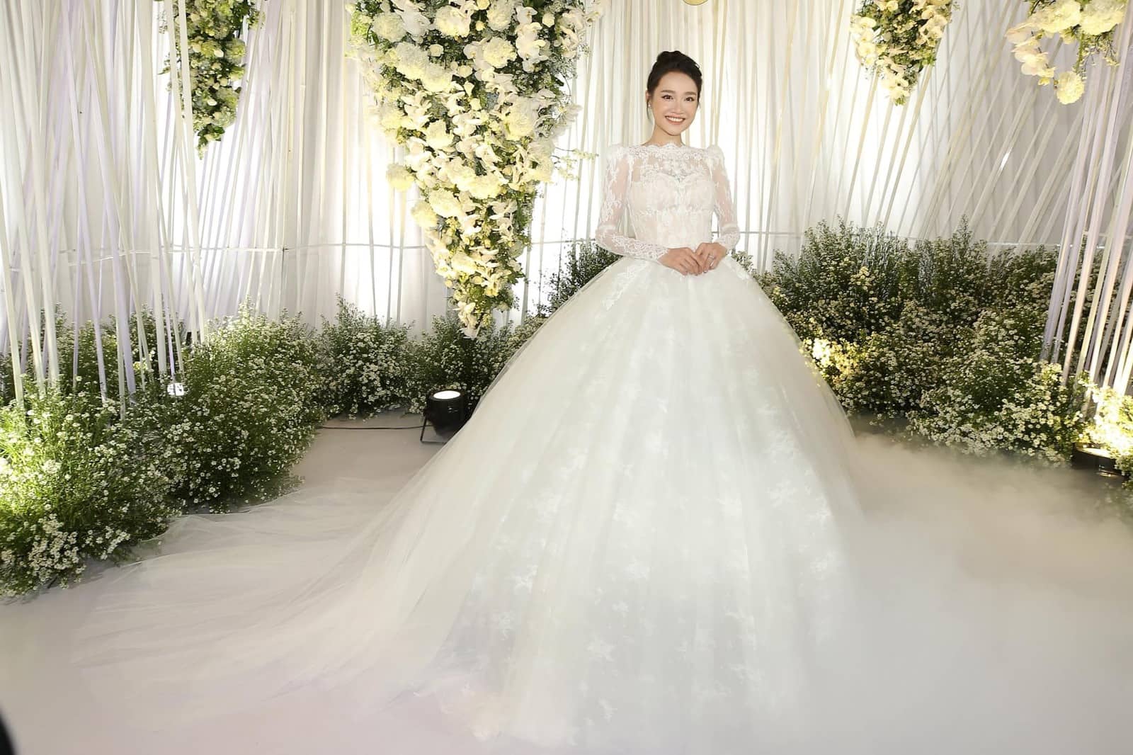 Diện đầm đen đi ăn cưới: Sao Việt ghi điểm với loạt thiết kế xinh sang –  CLASSY