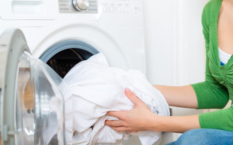 Những vật dụng còn sót lại trong túi quần, túi áo có thể làm hỏng lồng giặt khi máy hoạt động. Vì vậy, trước khi cho quần áo vào máy giặt hãy kiểm tra các túi quần, túi áo và loại bỏ các vật dụng có nguy cơ gây hại cho máy. 
