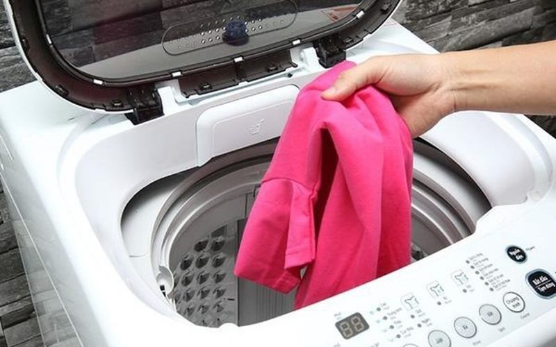 Nhiều gia đình giặt quần áo buổi tối trước khi đi ngủ để sáng dậy mới phơi. Điều này hoàn toàn không nên vì quần áo ẩm để lâu trong máy kín khiến vi khuẩn dễ nảy sinh.
