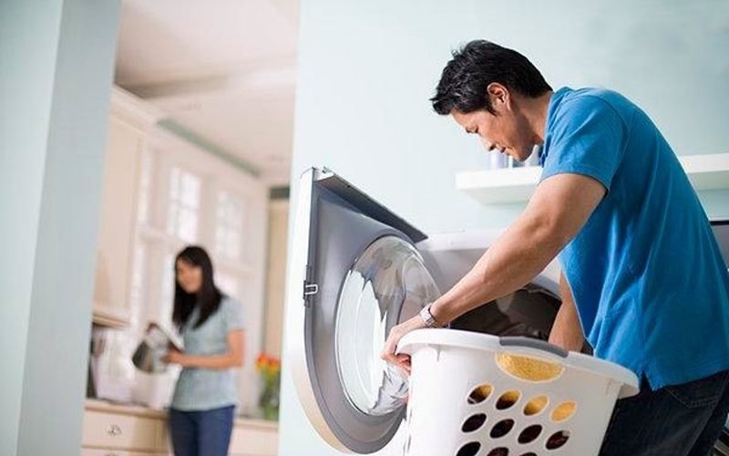 Sau một thời gian dài sử dụng máy giặt mà không vệ sinh thì máy sẽ xuất hiện những chỗ ẩm mốc, vi khuẩn. Những vi khuẩn này sẽ bám vào quần áo trong quá trình giặt làm ảnh hưởng đến sức khỏe của các thành viên trong gia đình.
