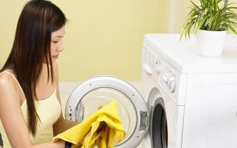 Dùng quá nhiều bột giặt hay nước giặt trong mỗi lần giặt sẽ khiến máy không dùng hết, lượng nước giặt còn thừa không được xả hết ra ngoài, dễ gây tắc máy mà quần áo sau khi giặt vẫn không sạch.
