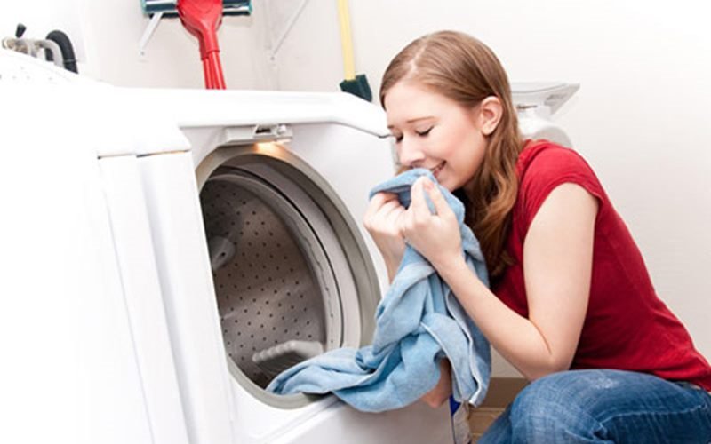 Hơn nữa, máy giặt có xu hướng tích tụ các cặn bẩn do xà phòng sót lại sau mỗi lần giặt, cộng với không khí ẩm ướt trong lồng giặt thì máy giặt sẽ bị lên mốc và bẩn. Ngoài ra, nếu cho quá nhiều chất tẩy rửa và máy giặt không xả được hết, bạn có thể bị kích ứng da.
