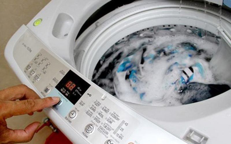 Để tiết kiệm tiền, nhiều người mua xà phòng loại giặt tay để dùng giặt máy hoặc mua bột giặt, nước giặt cho cửa trên để dùng cho máy cửa trước. Điều này rất ảnh hưởng đến máy giặt dẫn đến bọt trào ra ngoài thùng, gây hư hỏng các bộ phận của máy.
