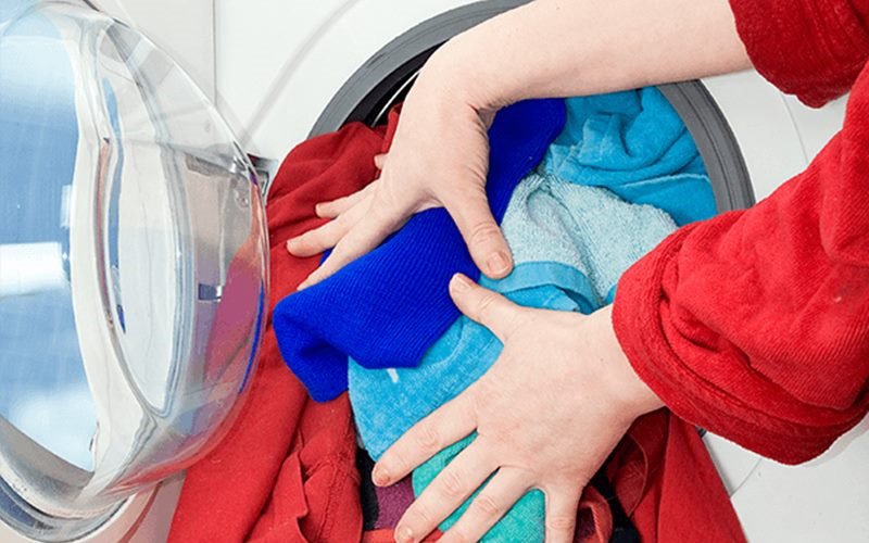 Trang phục sẽ giữ được dáng và màu sắc tốt hơn nếu được giặt ở nhiệt độ thấp. Ngoài ra, nước ấm hay lạnh cũng có thể làm sạch đồ chẳng khác gì nước nóng nếu bạn sử dụng máy và bột giặt tốt.
