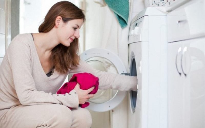 Đối với việc giặt quá tải, quần áo sẽ chuyển động thành một khối và bột giặt sẽ không thể lưu thông một cách hoàn hảo. Hơn nữa, nếu bắt máy giặt làm việc quá tải có thể dẫn đến sự cố khiến máy ngừng hoạt động.
