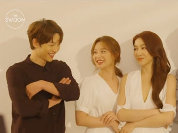 Sau lần khóc thảm thương ngày sinh nhật, Song Joong Ki bị bắt gặp cười tươi rói bên tiểu tam