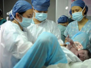 Bà bầu - Đẻ xong mẹ giật dây truyền đòi đi vệ sinh, bác sĩ vội vàng đẩy ngay vào cấp cứu