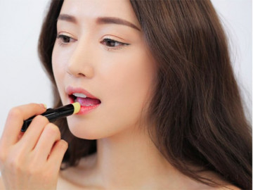 Son dưỡng môi - Món đồ không thể thiếu trong túi xách của phái đẹp mùa hanh khô