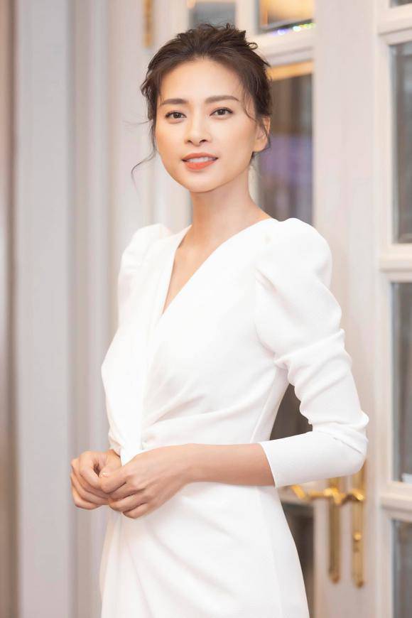 Dàn mỹ nhân Việt xúng xính váy áo lộng lẫy tại tiệc kỷ niệm 25 năm ngày cưới của Diễm My - 4