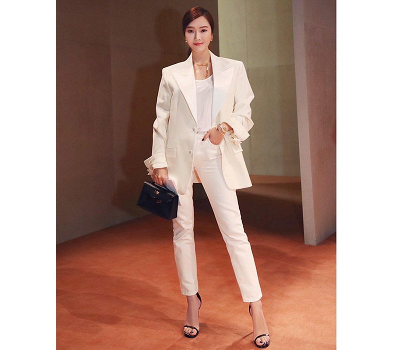 Trái với trang phục cầu kỳ trong những sự kiện trước đó, Jessica Jung khi đến với show Hermès Xuân/Hè 2020 đã diện set đồ trắng tinh, đơn giản, thanh lịch. Dường như menwear đang là xu hướng được nhiều sao nữ ưa chuộng.
