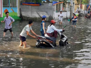 Tin tức - Nước ngập lút bánh xe máy vì vỡ bờ bao, người Sài Gòn “bơi” trên đường ngày đầu tuần