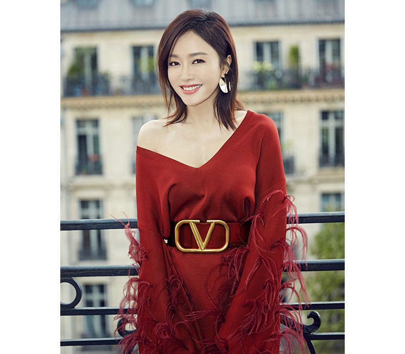 'Phú Sát hoàng hậu' Tần Lam tham dự show diễn của Valentino với trang phục đỏ rực cực tôn dáng. Nhìn Tần Lam diện áo trễ khoe vai gầy và làn da trắng muốt, khó ai tin được cô nàng đã bước qua ngưỡng 40.
