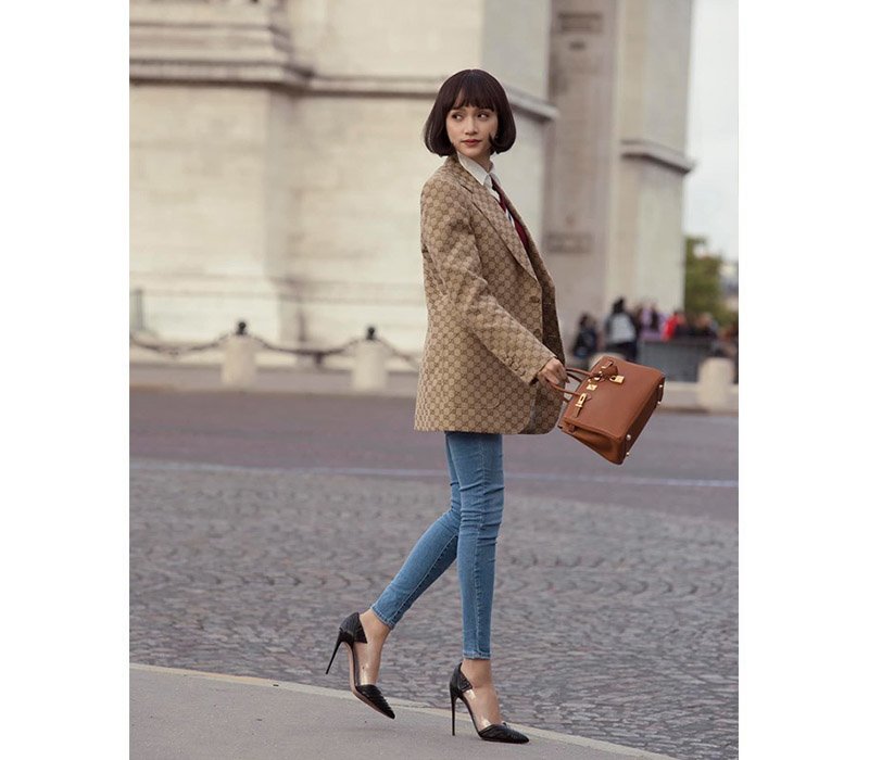 Là đại diện Việt Nam duy nhất trong show diễn Le Défilé L’Oréal Paris 2019, Hương Giang đã đầu tư 'khủng' cho sự kiện này. Cô nàng cũng chi gần nửa tỉ cho thời trang đường phố với blazer Gucci và túi Hermès Birkin.
